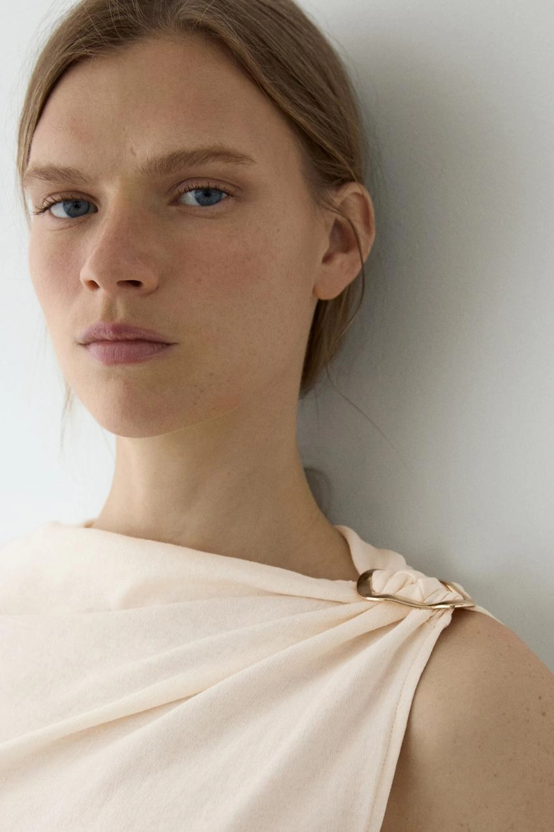 Топ с асимметричным вырезом и деталями из страз