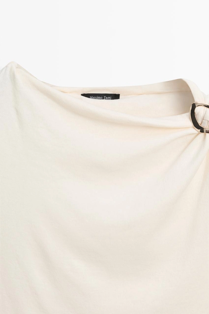 Топ с асимметричным вырезом и деталями из страз