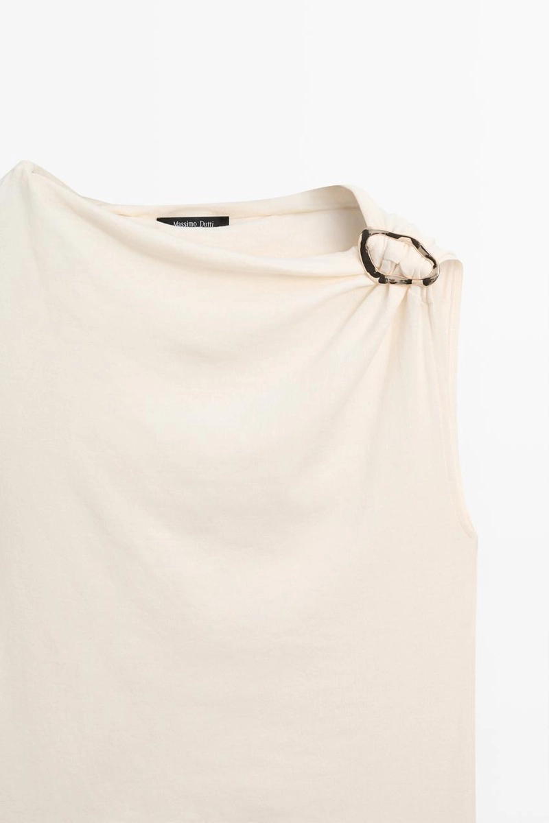 Топ с асимметричным вырезом и деталями из страз