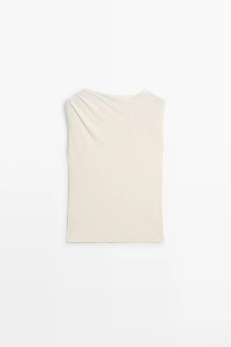 Топ с асимметричным вырезом и деталями из страз