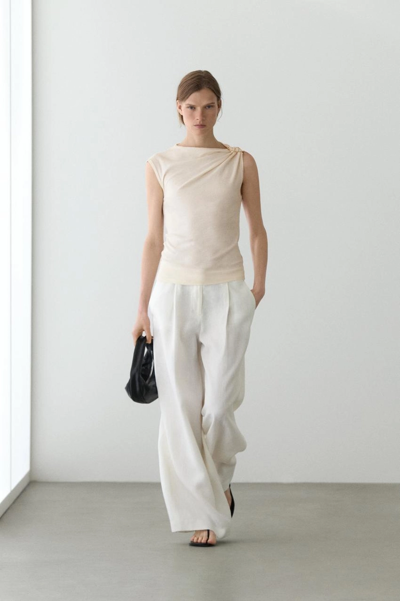 Топ с асимметричным вырезом и деталями из страз