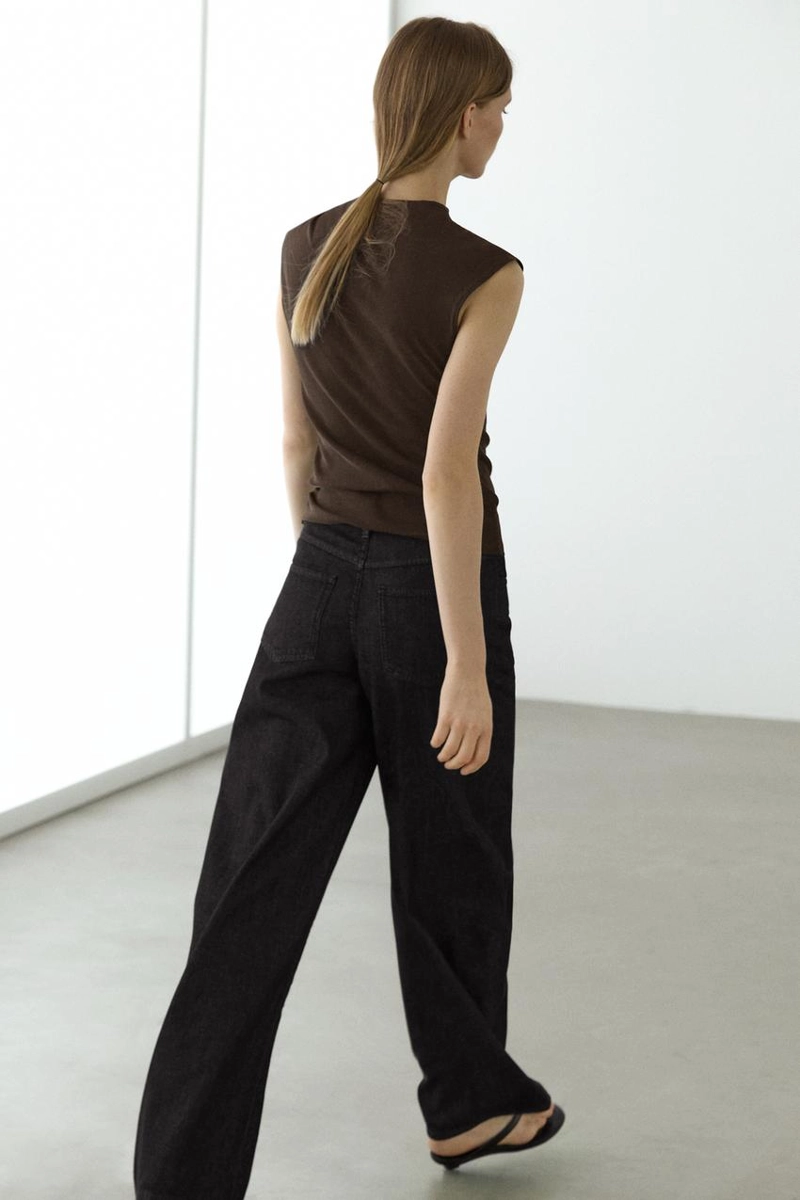 Топ с асимметричным воротником и деталями из страз