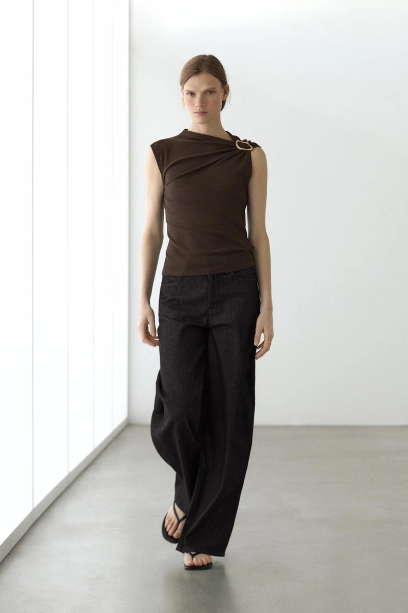 Топ с асимметричным воротником и деталями из страз