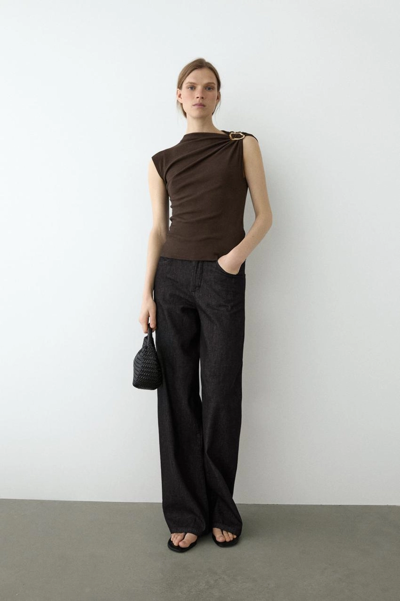 Топ с асимметричным воротником и деталями из страз