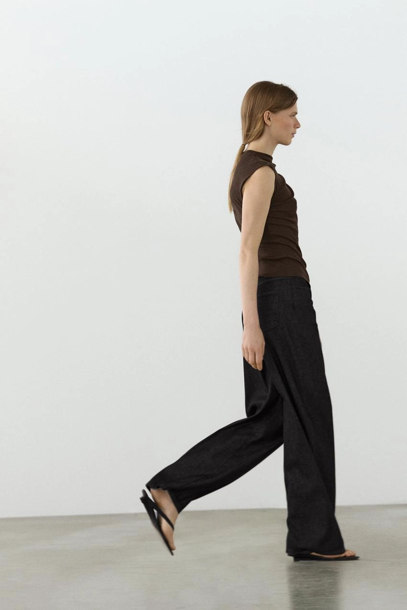 Топ с асимметричным воротником и деталями из страз