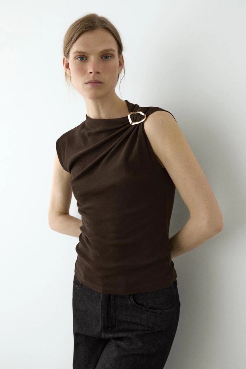 Топ с асимметричным воротником и деталями из страз