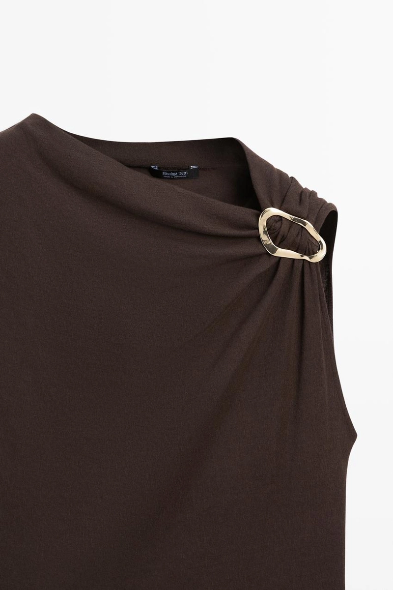 Топ с асимметричным воротником и деталями из страз