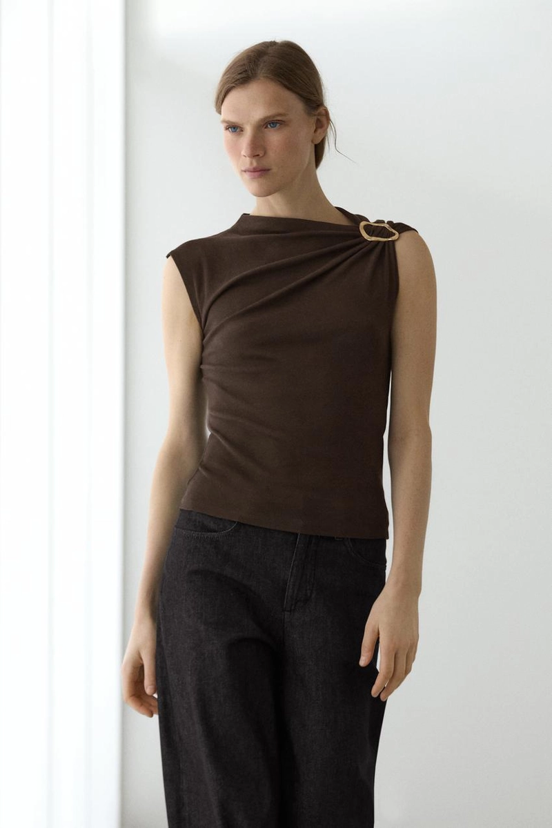 Топ с асимметричным воротником и деталями из страз