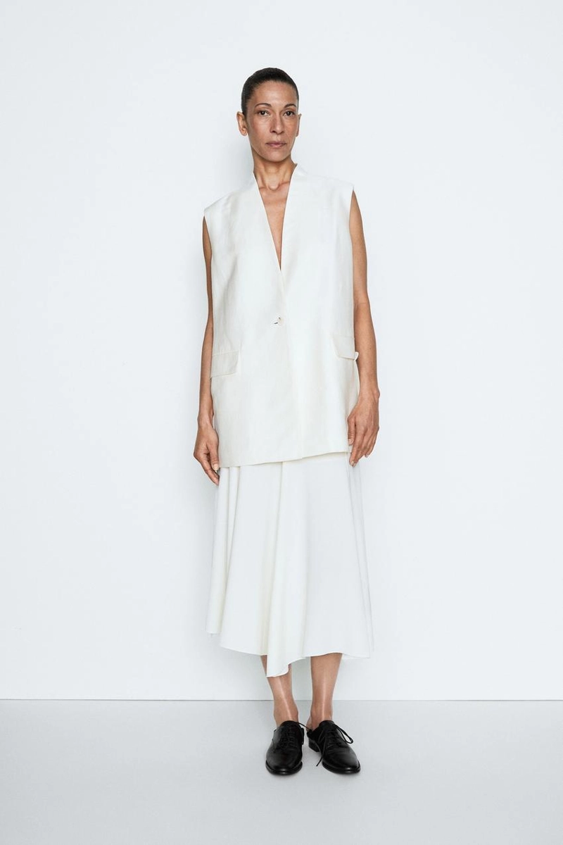 Жилетка, бермуды из текстиля, пальто из хлопковой смеси, миди-юбка годе, миди-платье из кожи. 