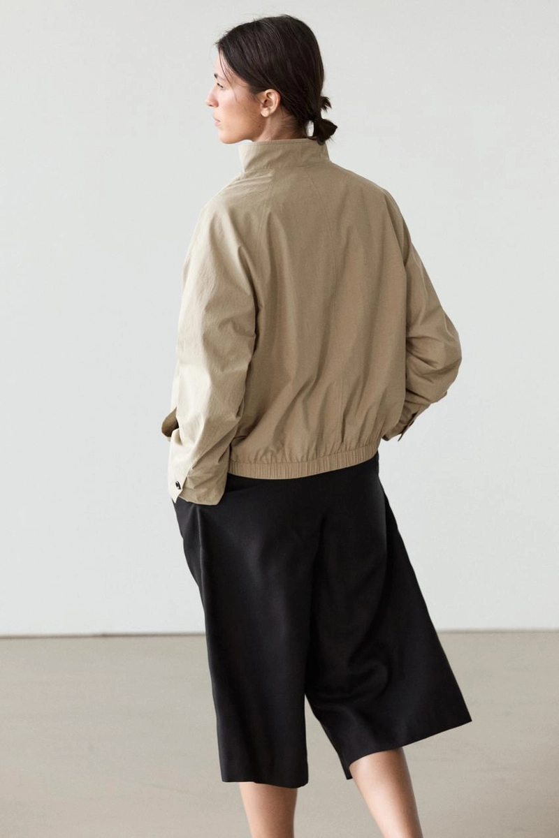 Бомбер с узким воротником