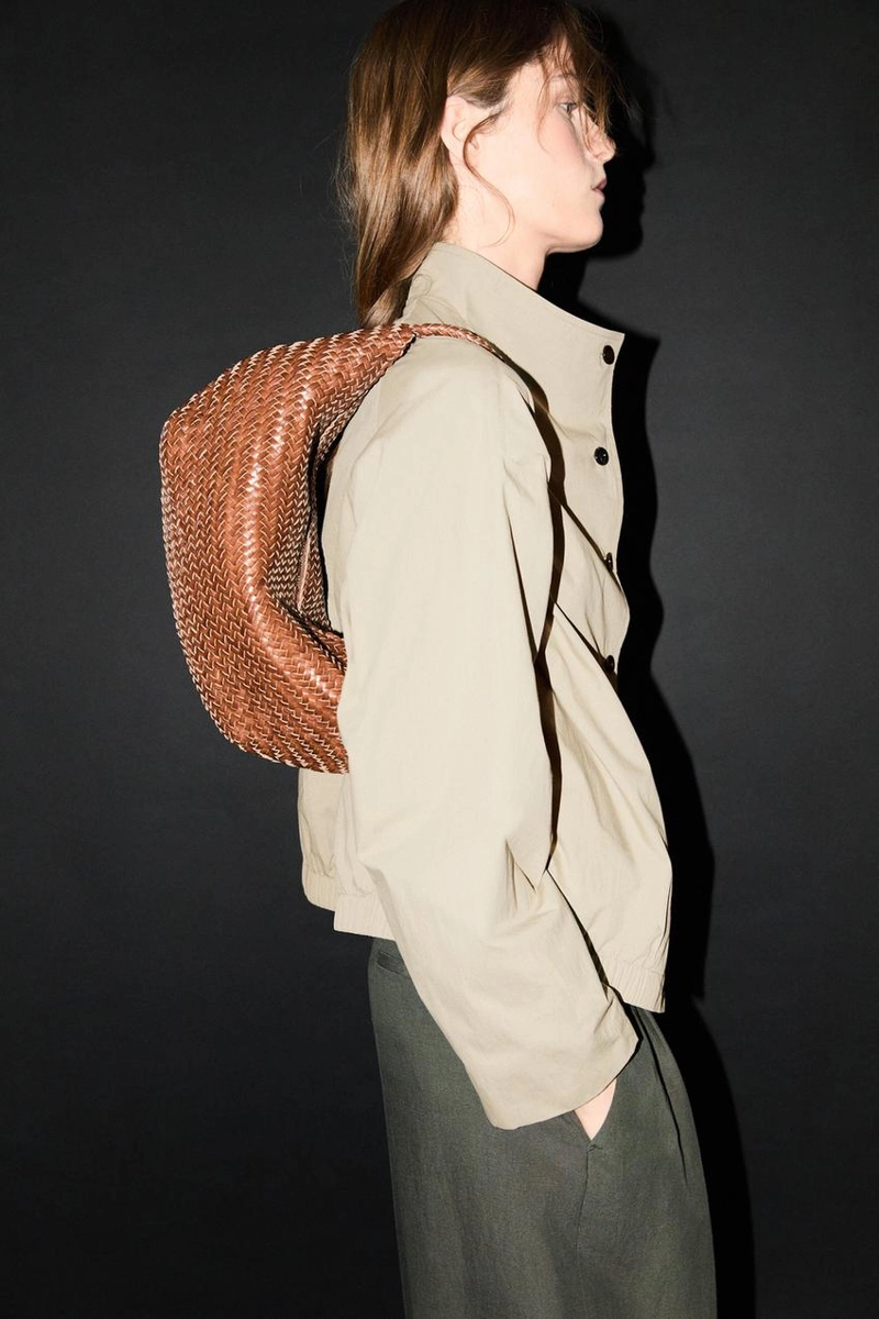 Бомбер с узким воротником