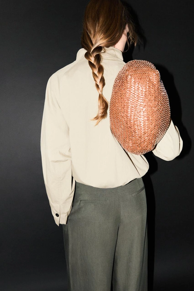 Бомбер с узким воротником