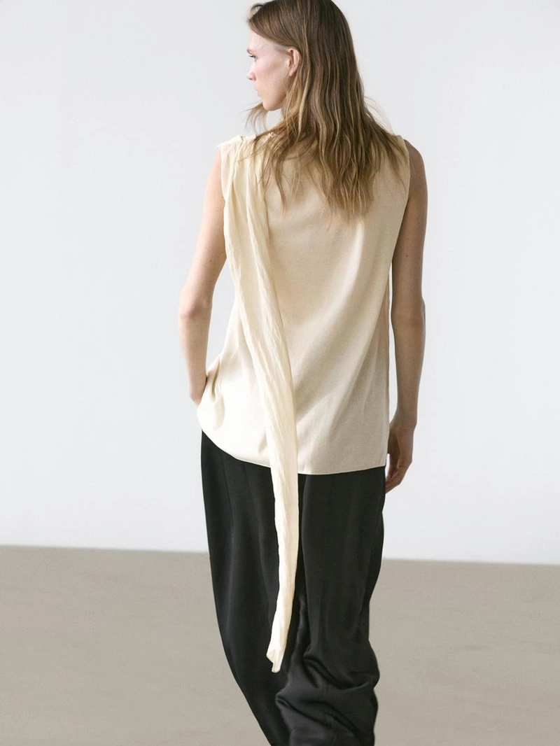 Топ с перекрестными лямками и деталью на плече