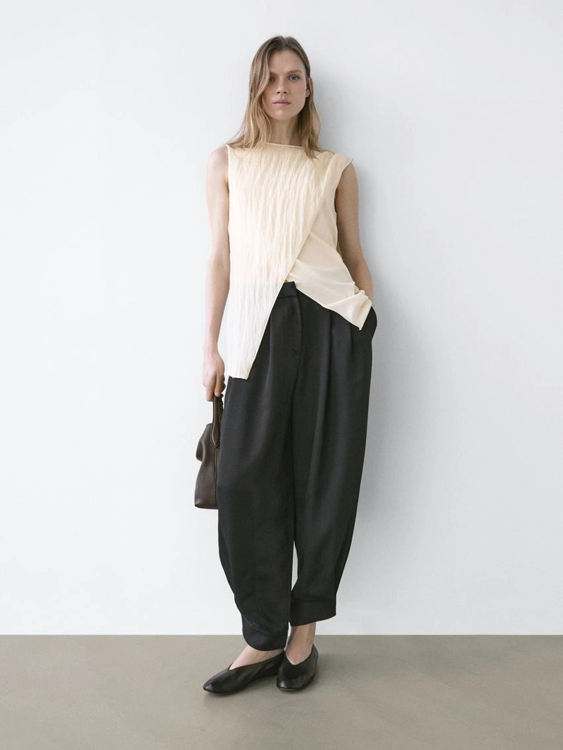 Топ с перекрестными лямками и деталью на плече