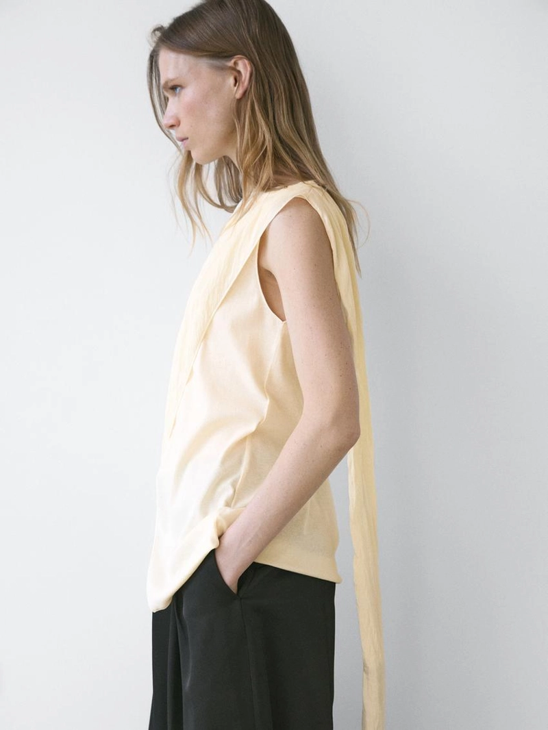 Топ с перекрестными лямками и деталью на плече