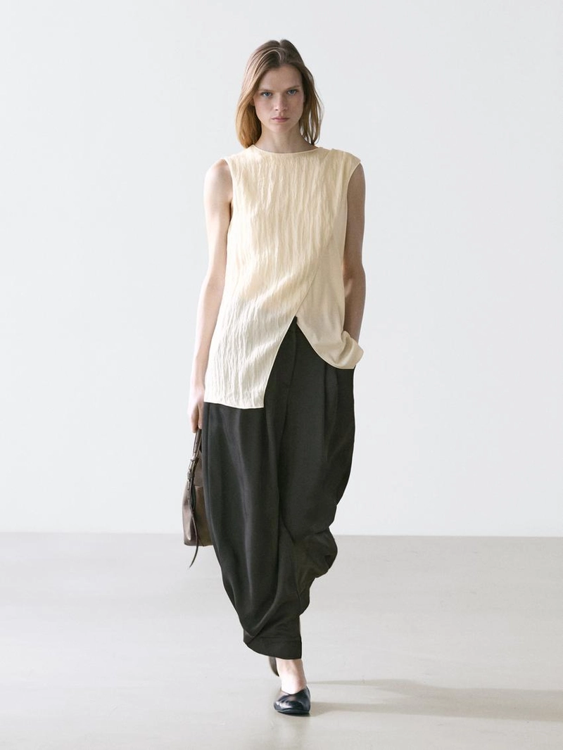 Топ с перекрестными лямками и деталью на плече