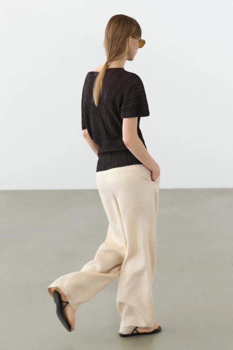 Плиссированное топ . юбка из натуральной кожи. лодочный вырез. короткий рукав. кожаная подкладка и стелька. детали с эластичным поясом. застежка на пряжке сбоку. полосатые элементы. включает стельку airfit®: гибкая техническая пена, разработанная для обеспечения большего комфорта. доступен аналогичный наряд