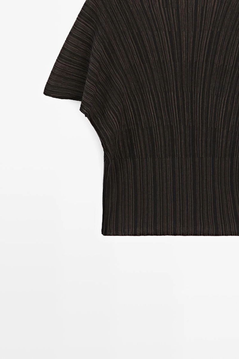 Плиссированное топ . юбка из натуральной кожи. лодочный вырез. короткий рукав. кожаная подкладка и стелька. детали с эластичным поясом. застежка на пряжке сбоку. полосатые элементы. включает стельку airfit®: гибкая техническая пена, разработанная для обеспечения большего комфорта. доступен аналогичный наряд