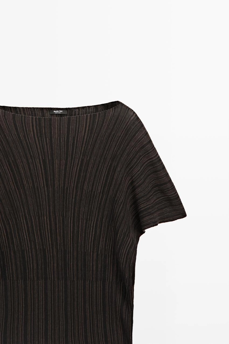 Плиссированное топ . юбка из натуральной кожи. лодочный вырез. короткий рукав. кожаная подкладка и стелька. детали с эластичным поясом. застежка на пряжке сбоку. полосатые элементы. включает стельку airfit®: гибкая техническая пена, разработанная для обеспечения большего комфорта. доступен аналогичный наряд