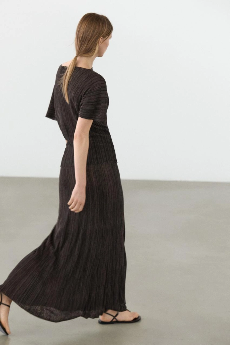 Плиссированное топ . юбка из натуральной кожи. лодочный вырез. короткий рукав. кожаная подкладка и стелька. детали с эластичным поясом. застежка на пряжке сбоку. полосатые элементы. включает стельку airfit®: гибкая техническая пена, разработанная для обеспечения большего комфорта. доступен аналогичный наряд