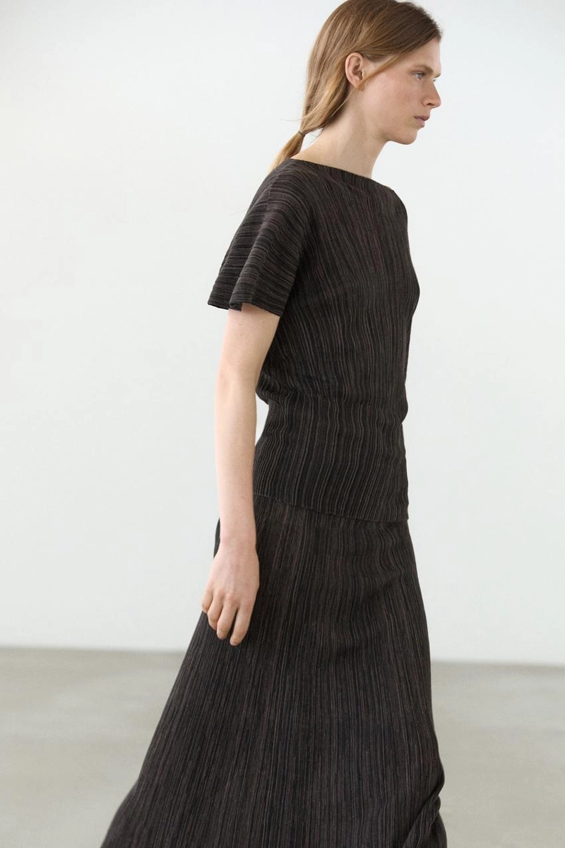 Плиссированное топ . юбка из натуральной кожи. лодочный вырез. короткий рукав. кожаная подкладка и стелька. детали с эластичным поясом. застежка на пряжке сбоку. полосатые элементы. включает стельку airfit®: гибкая техническая пена, разработанная для обеспечения большего комфорта. доступен аналогичный наряд