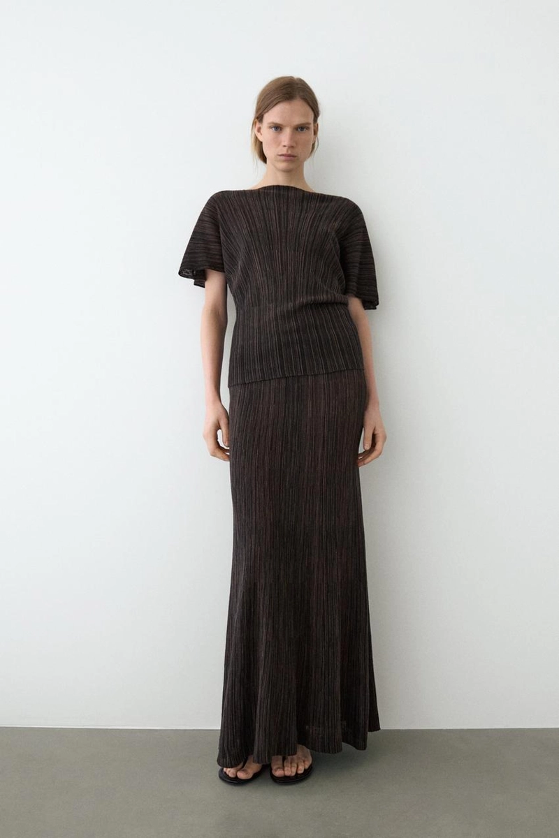 Плиссированное топ . юбка из натуральной кожи. лодочный вырез. короткий рукав. кожаная подкладка и стелька. детали с эластичным поясом. застежка на пряжке сбоку. полосатые элементы. включает стельку airfit®: гибкая техническая пена, разработанная для обеспечения большего комфорта. доступен аналогичный наряд