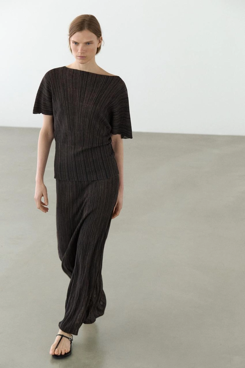 Плиссированное топ . юбка из натуральной кожи. лодочный вырез. короткий рукав. кожаная подкладка и стелька. детали с эластичным поясом. застежка на пряжке сбоку. полосатые элементы. включает стельку airfit®: гибкая техническая пена, разработанная для обеспечения большего комфорта. доступен аналогичный наряд