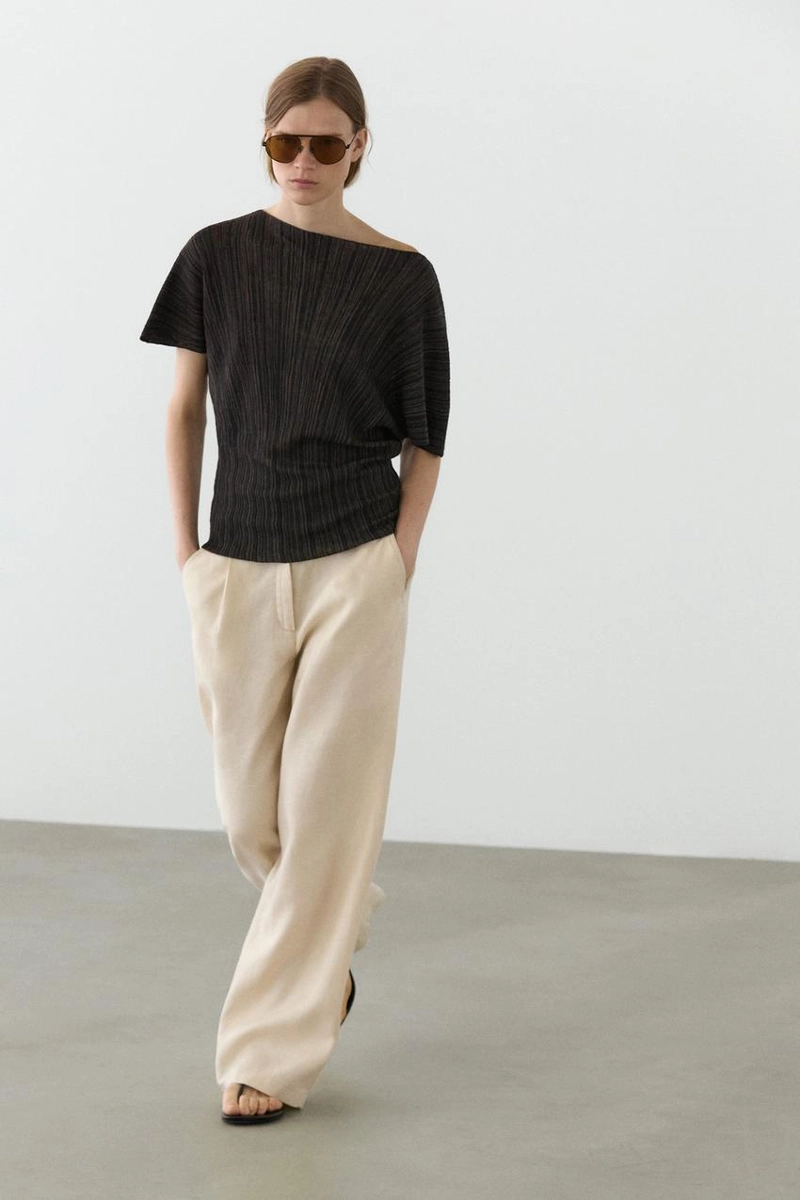 Плиссированное топ . юбка из натуральной кожи. лодочный вырез. короткий рукав. кожаная подкладка и стелька. детали с эластичным поясом. застежка на пряжке сбоку. полосатые элементы. включает стельку airfit®: гибкая техническая пена, разработанная для обеспечения большего комфорта. доступен аналогичный наряд