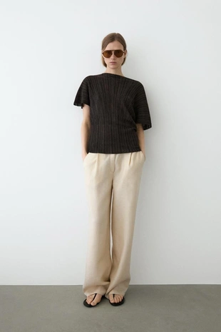 Купить Massimo Dutti Плиссированное топ . юбка из натуральной кожи. лодочный вырез. короткий рукав. кожаная подкладка и стелька. детали с эластичным поясом. застежка на пряжке сбоку. полосатые элементы. включает стельку AIRFIT®: гибкая техническая пена, разработанная для обеспечения большего комфорта. доступен аналогичный наряд