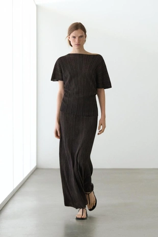 Плиссированное топ . юбка из натуральной кожи. лодочный вырез. короткий рукав. кожаная подкладка и стелька. детали с эластичным поясом. застежка на пряжке сбоку. полосатые элементы. включает стельку airfit®: гибкая техническая пена, разработанная для обеспечения большего комфорта. доступен аналогичный наряд- Заказать в России