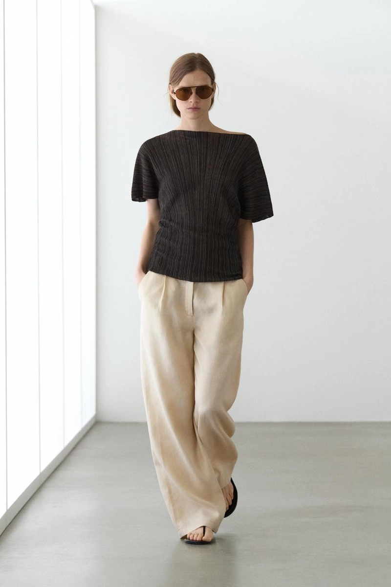 Плиссированное топ . юбка из натуральной кожи. лодочный вырез. короткий рукав. кожаная подкладка и стелька. детали с эластичным поясом. застежка на пряжке сбоку. полосатые элементы. включает стельку airfit®: гибкая техническая пена, разработанная для обеспечения большего комфорта. доступен аналогичный наряд