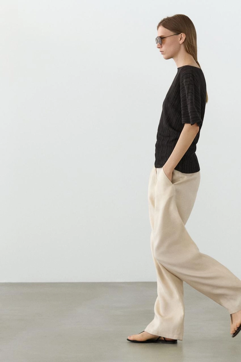 Плиссированное топ . юбка из натуральной кожи. лодочный вырез. короткий рукав. кожаная подкладка и стелька. детали с эластичным поясом. застежка на пряжке сбоку. полосатые элементы. включает стельку airfit®: гибкая техническая пена, разработанная для обеспечения большего комфорта. доступен аналогичный наряд