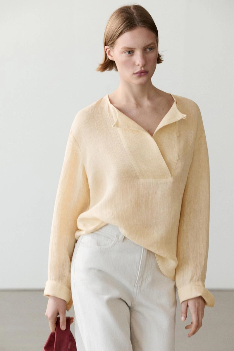 Приталенный льняной блуз с деталями на груди