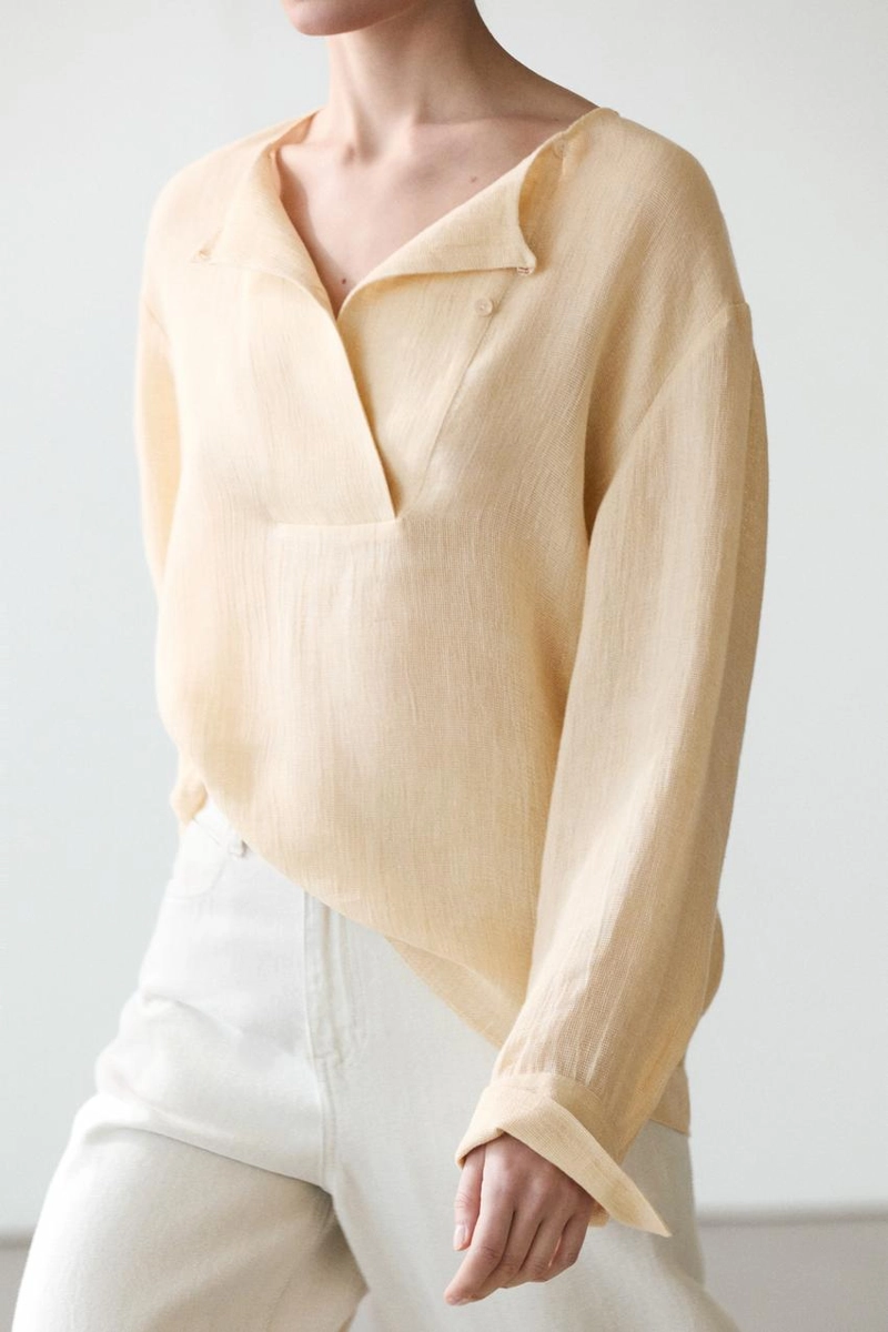 Приталенный льняной блуз с деталями на груди