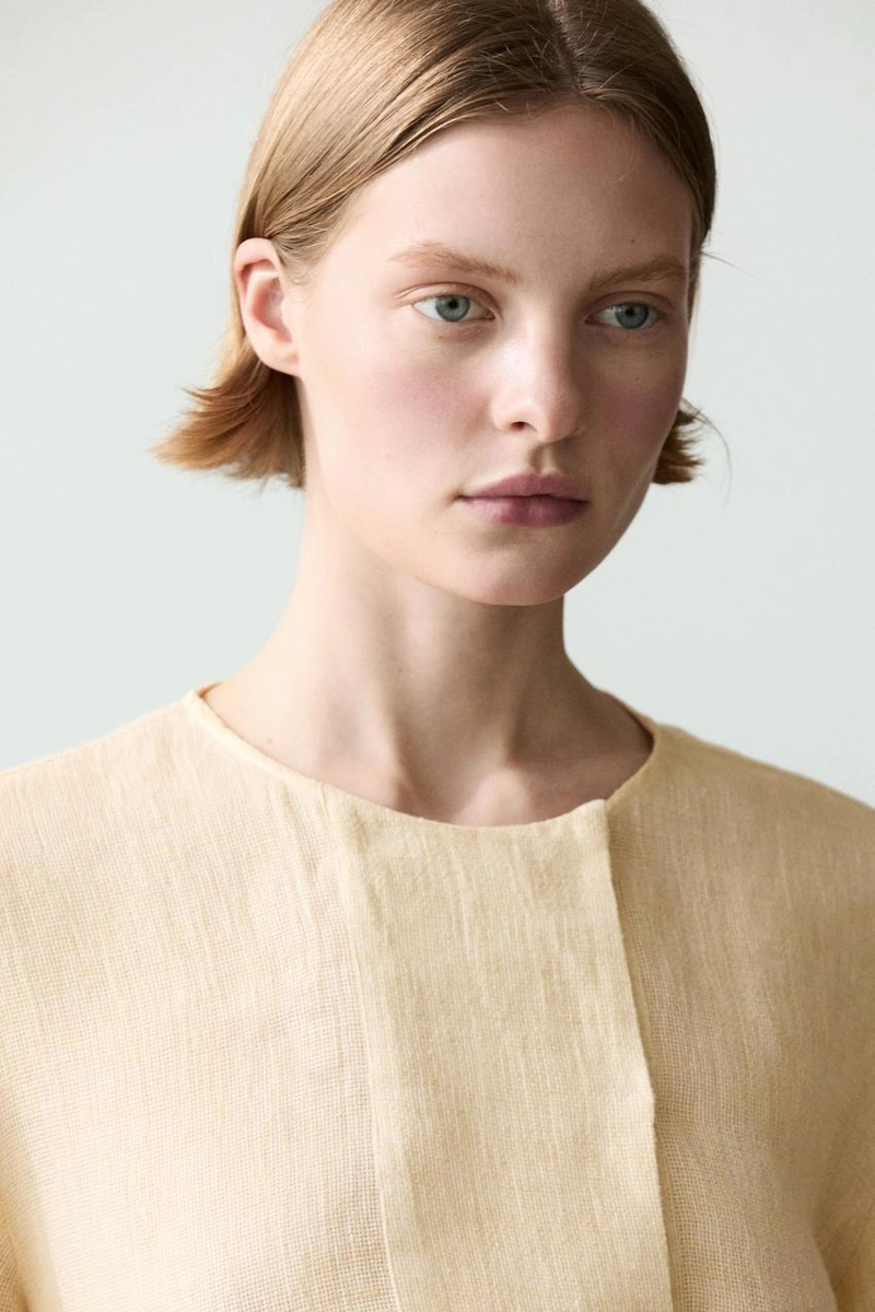 Приталенный льняной блуз с деталями на груди