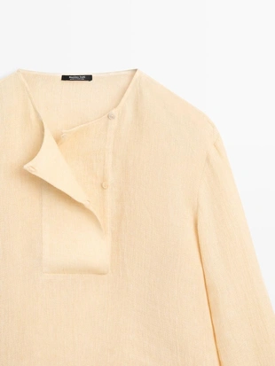 Приталенный льняной блуз с деталями на груди- Заказать в России