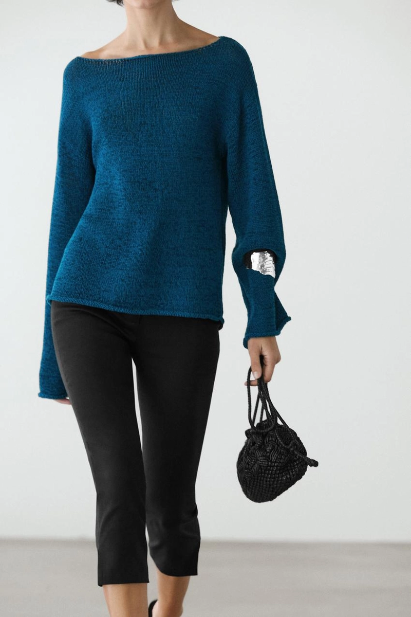 Свитер из хлопкового микса с вырезками