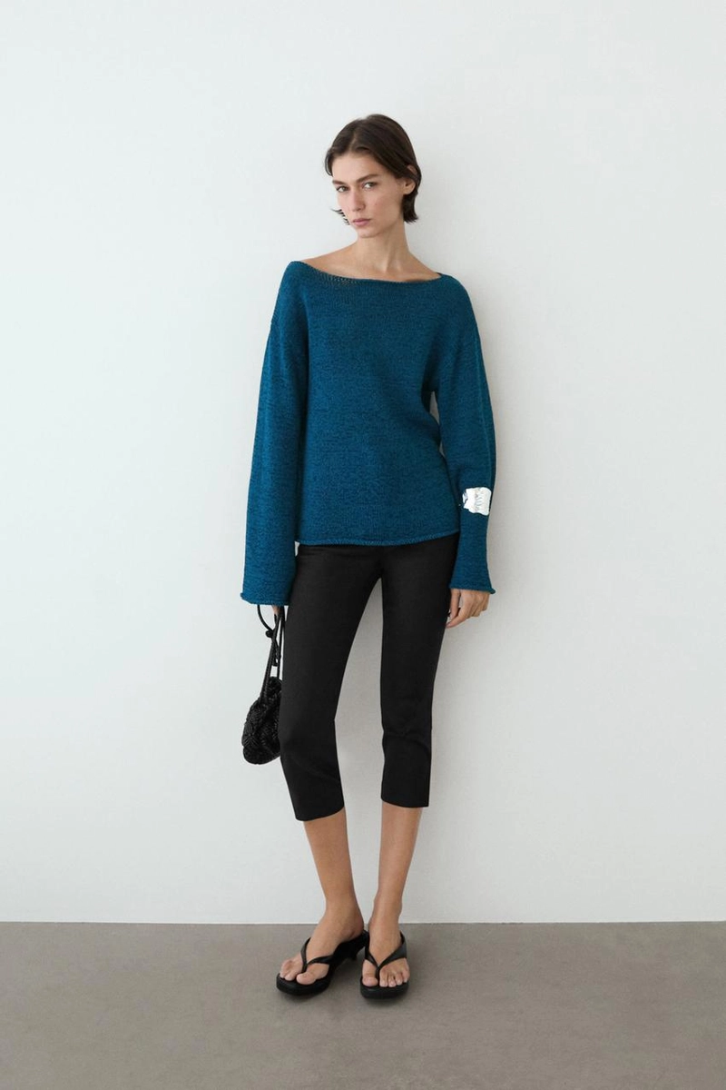 Свитер из хлопкового микса с вырезками