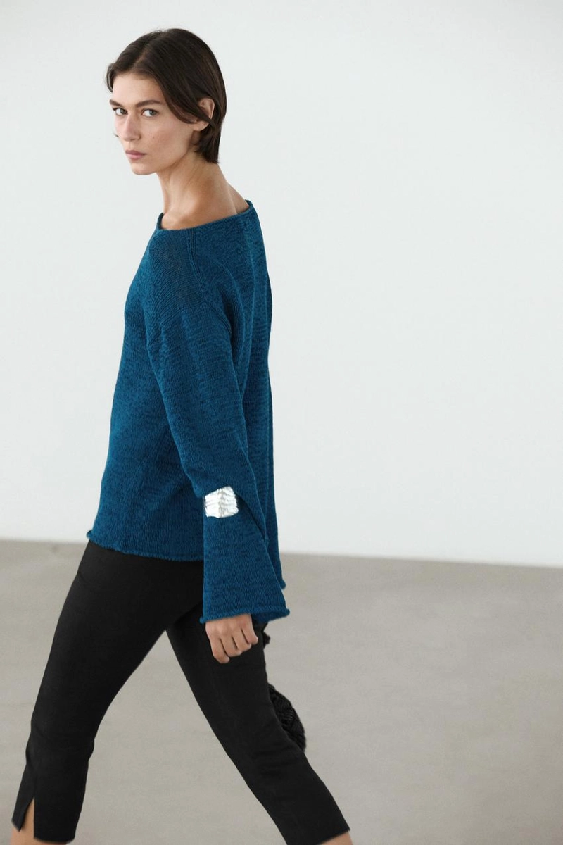 Свитер из хлопкового микса с вырезками