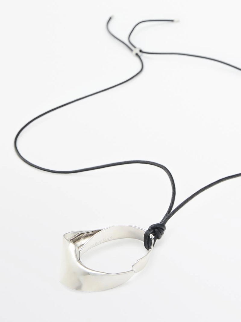 Кожаное ожерелье с неправильным подвеской