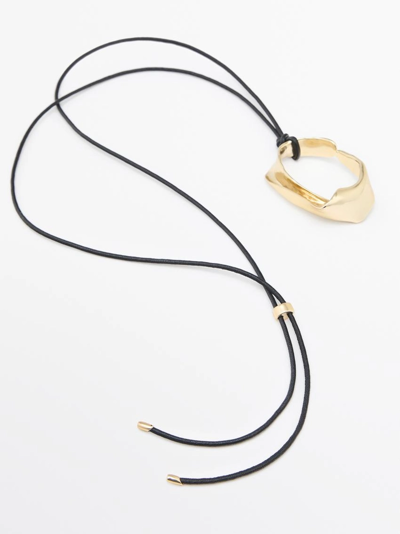 Кожаное ожерелье с неровным кулоном