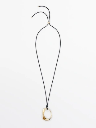 Кожаное ожерелье с неровным кулоном- Заказать в России