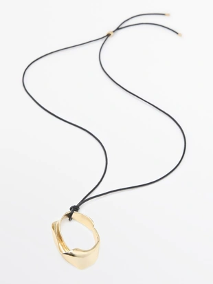 Кожаное ожерелье с неровным кулоном- Заказать в России