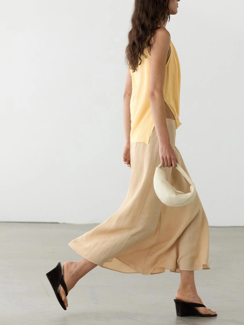 Расклешенная юбка с плавными линиями