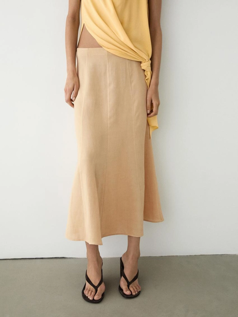 Расклешенная юбка с плавными линиями