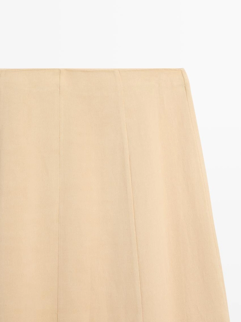 Расклешенная юбка с плавными линиями