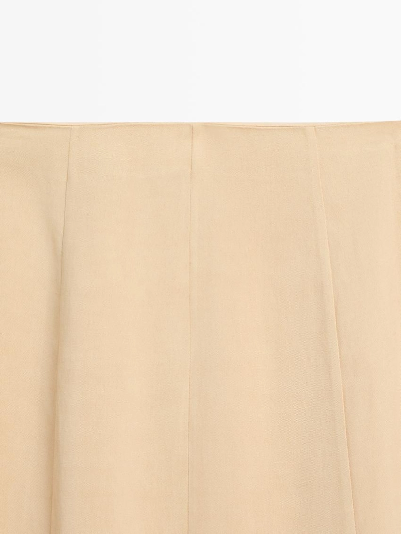 Расклешенная юбка с плавными линиями