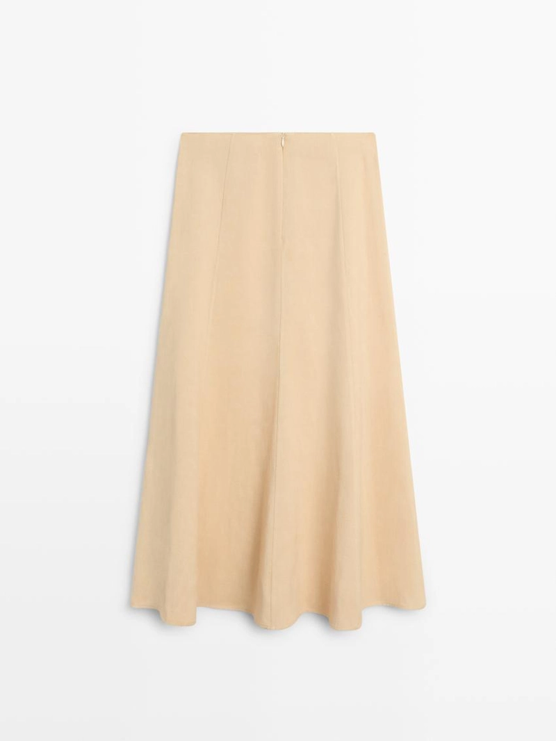 Расклешенная юбка с плавными линиями