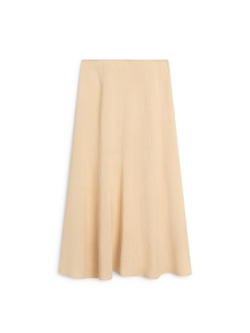 Расклешенная юбка с плавными линиями