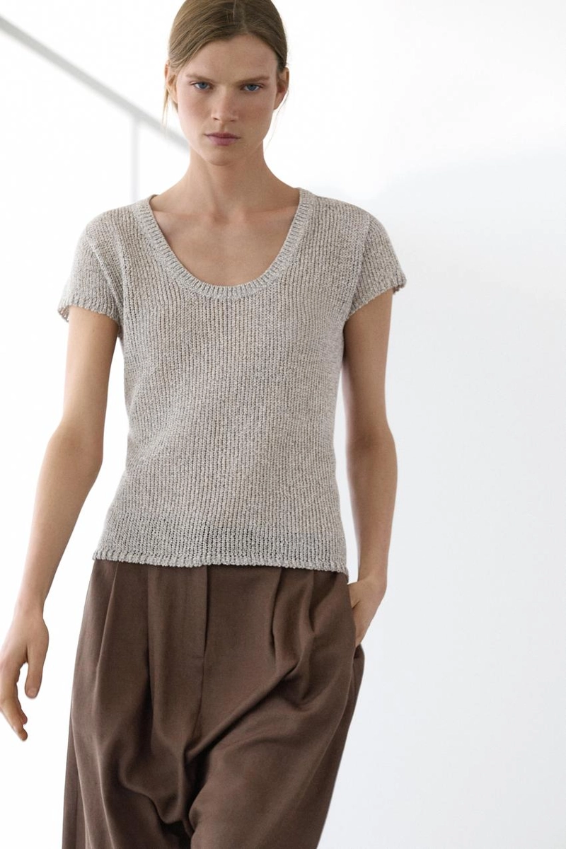 Трикотажный свитер с коротким рукавом и деталями из нитей